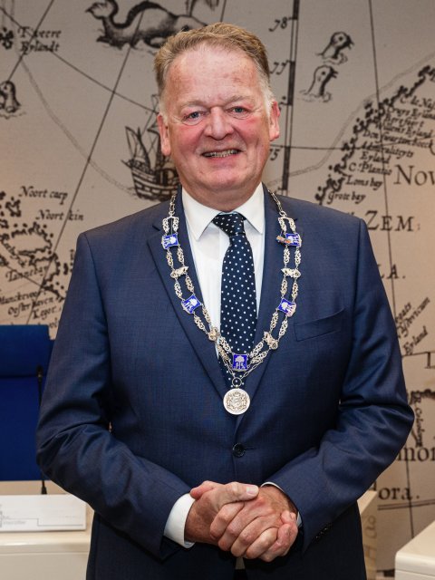 Roel Cazemier waarnemend burgemeester Terschelling in Raadszaal