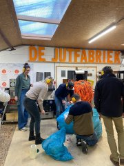 Deelnemers tweedaagse maken een nieuw product van plastic afval.