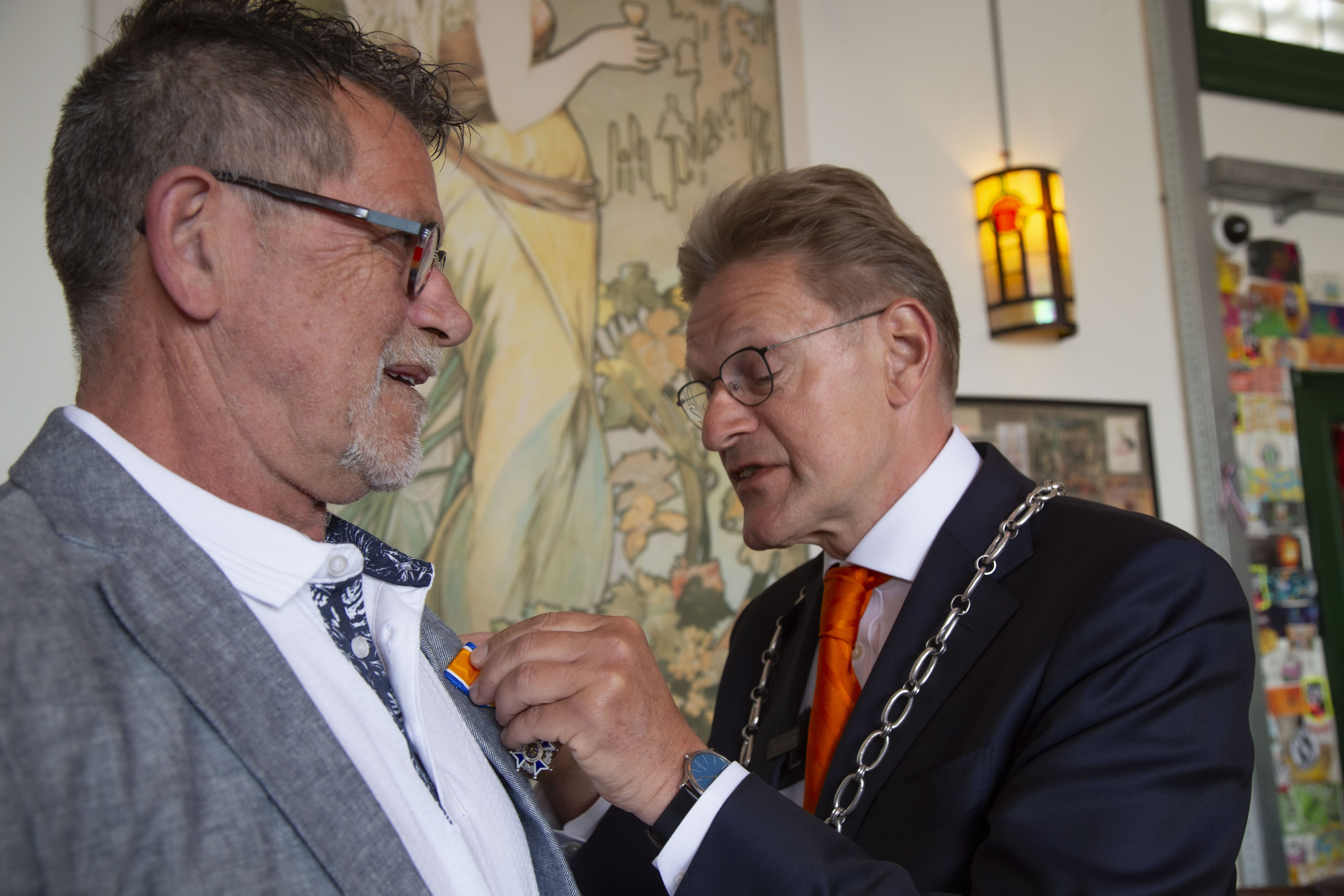 Inwoner krijgt lintje opgespeld van burgemeester