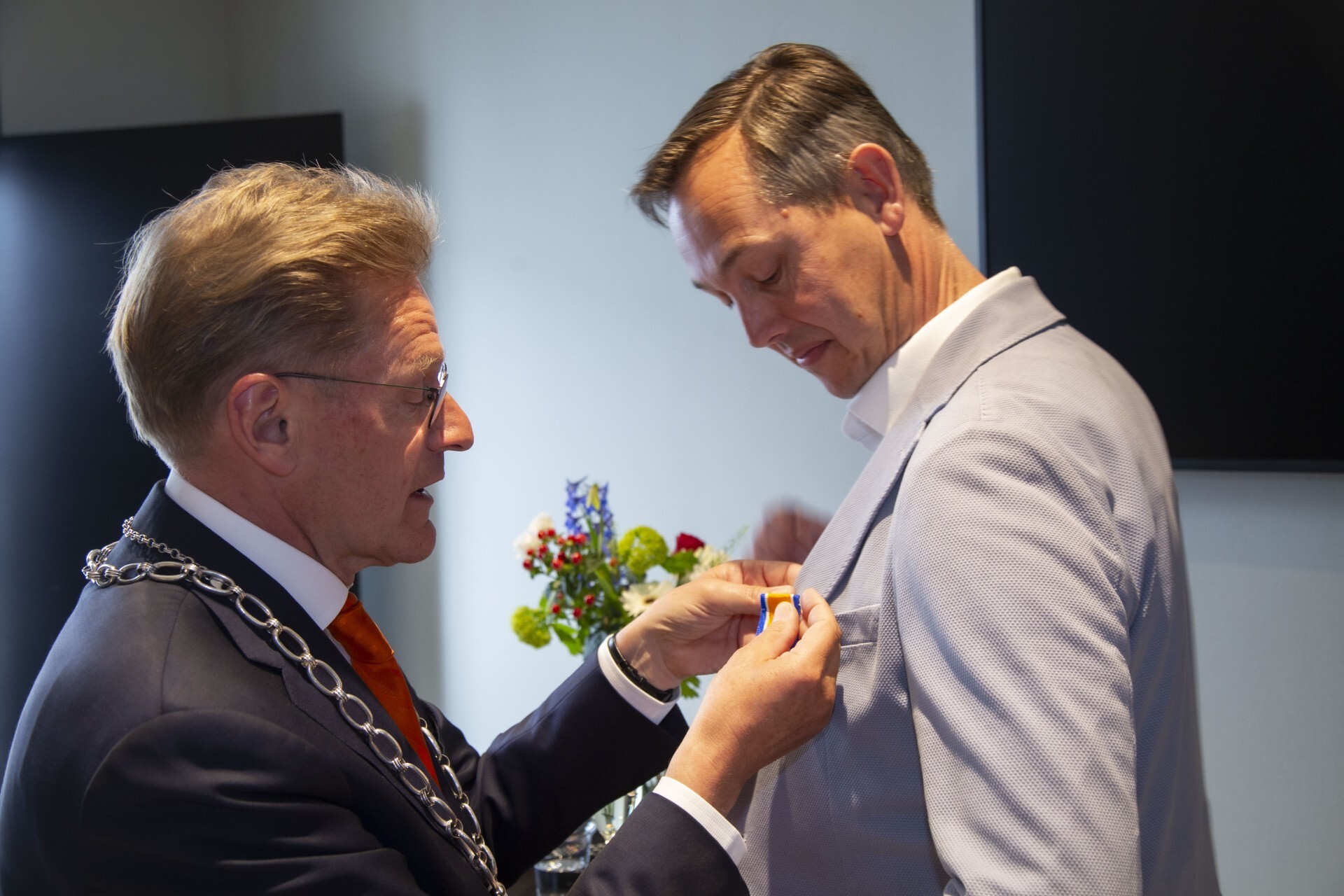 Inwoner krijgt lintje opgespeld door burgemeester
