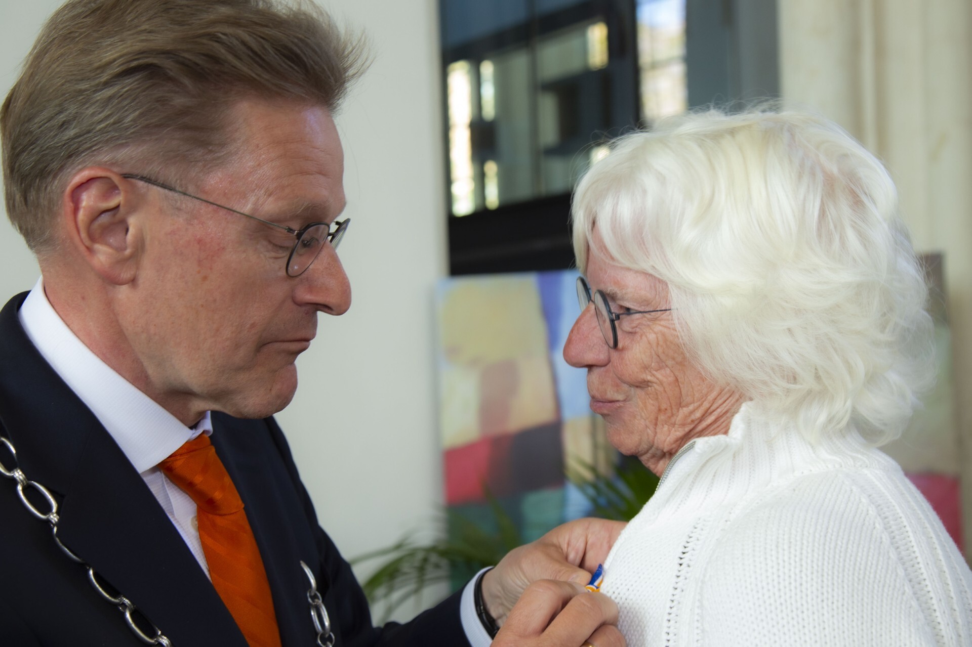 Inwoner krijgt lintje opgespeld door burgemeester
