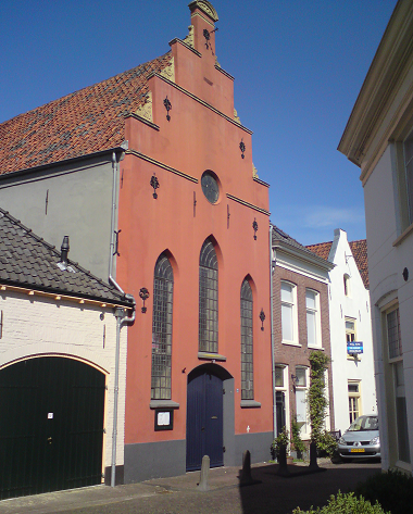 Kleurrijk beschilderde kerk monument