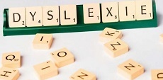 Foto toont het woord 'dyslexie' in scrabble opstelling.