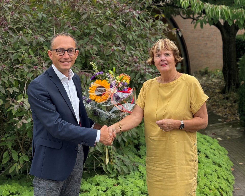 Wethouder Bart Elbers bedankt Marian Grandia, voorzitter SUN Liemers-Achterhoek voor de samenwerking