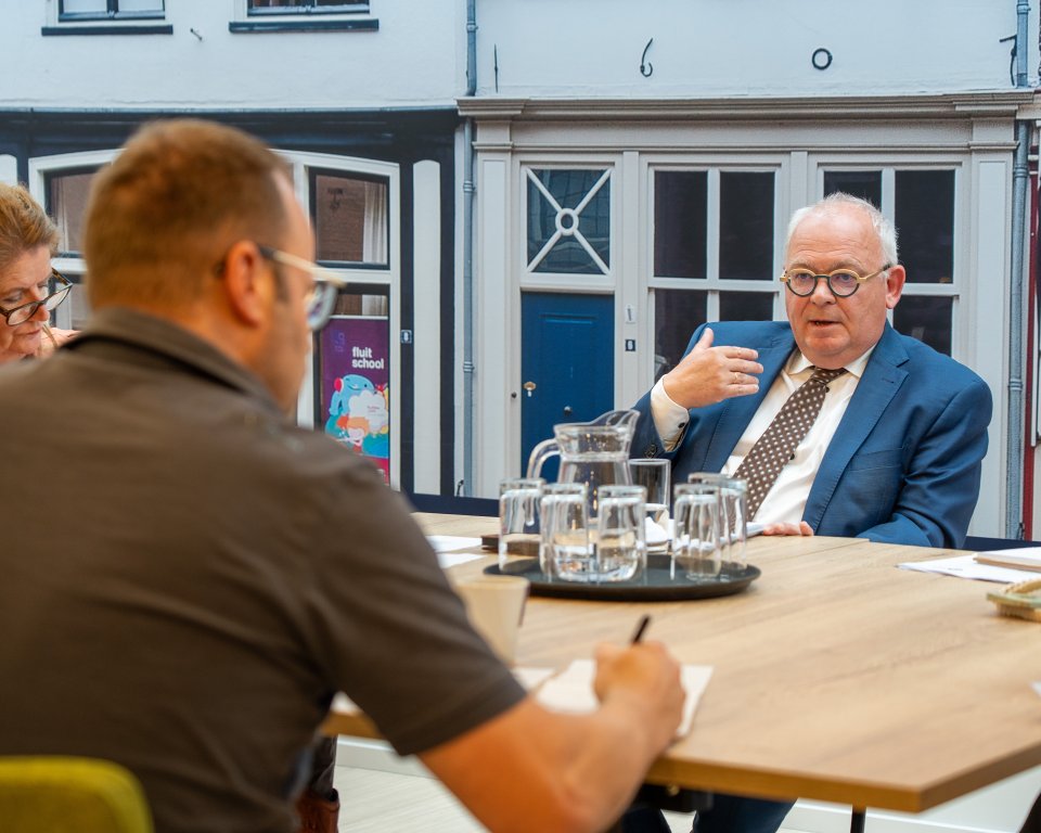 Burgemeester Arco Hofland licht het besluit toe tijdens een persgesprek