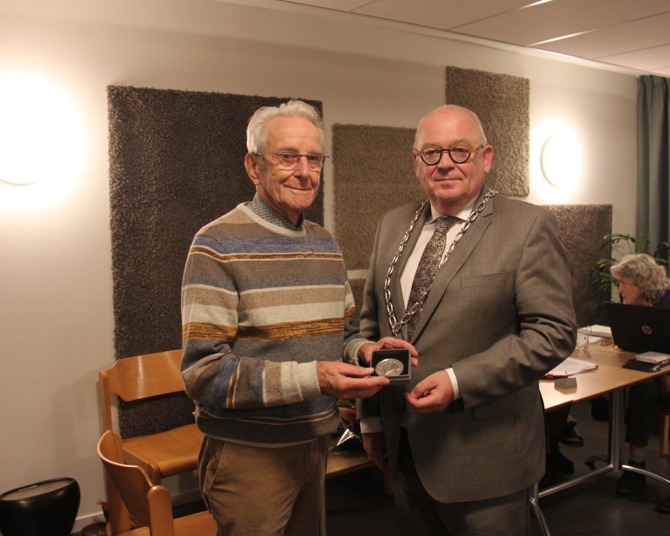 Burgemeester Hofland overhandigt Erepenning aan Wim Derksen