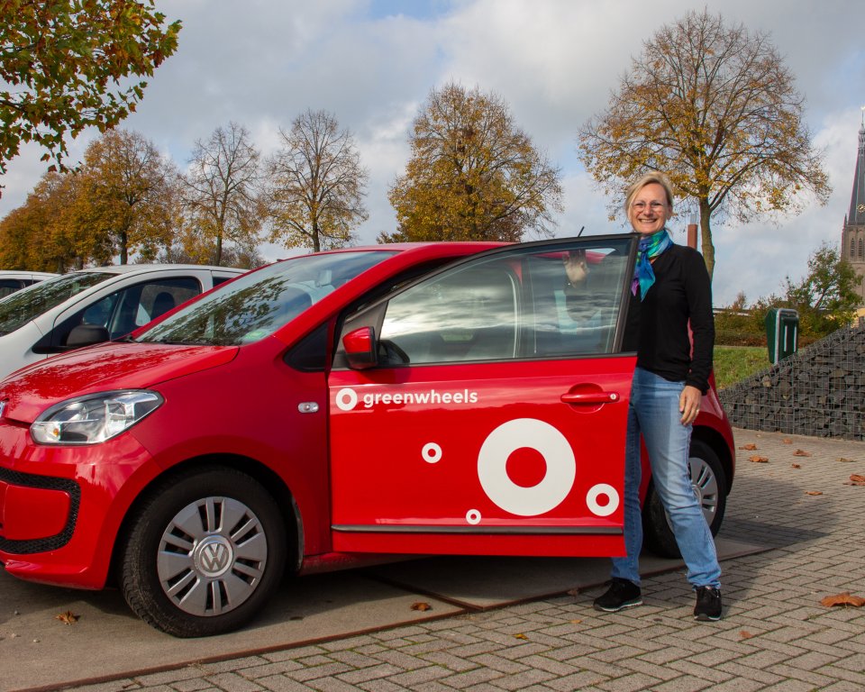 Wethouder B. van Veldhuizen bij deelauto