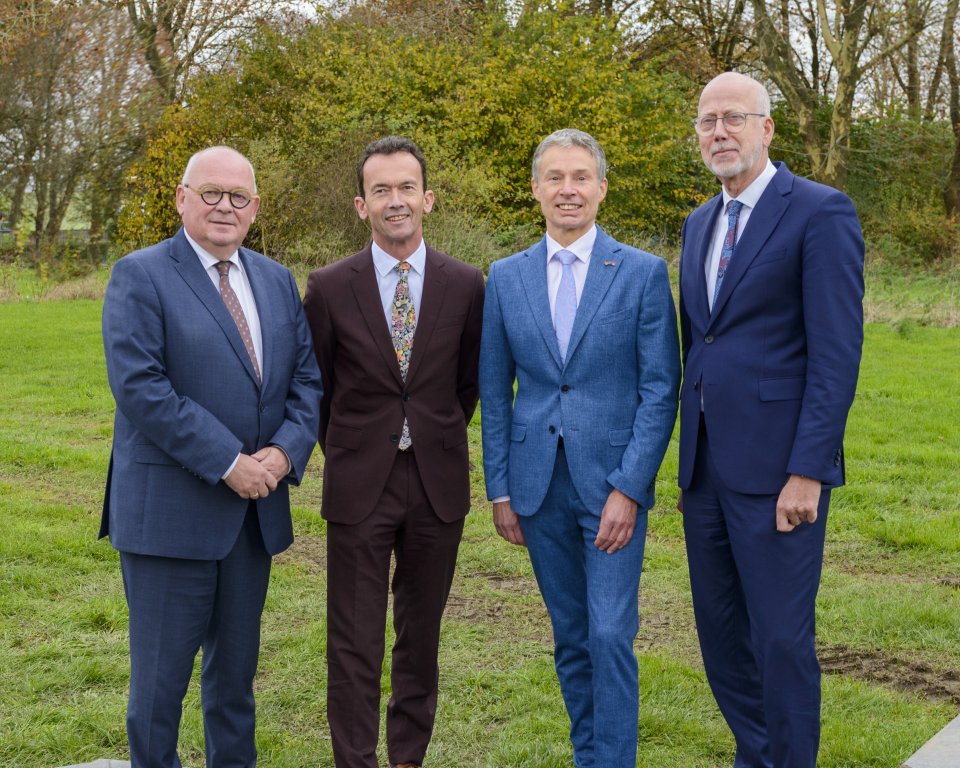 Groepsfoto burgemeesters van Doesburg, Zevenaar, Duiven en Westervoort