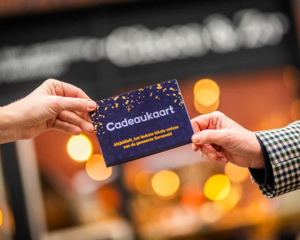 Twee handen houden een cadeaukaart vast