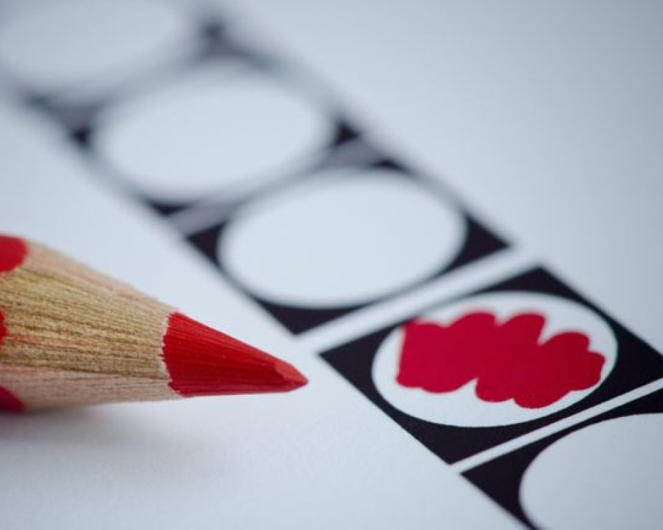 rood potlood met stembiljet