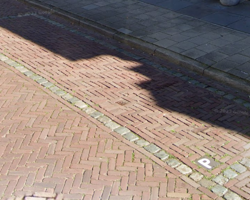 Parkeervak met kinderkopjes omlijning
