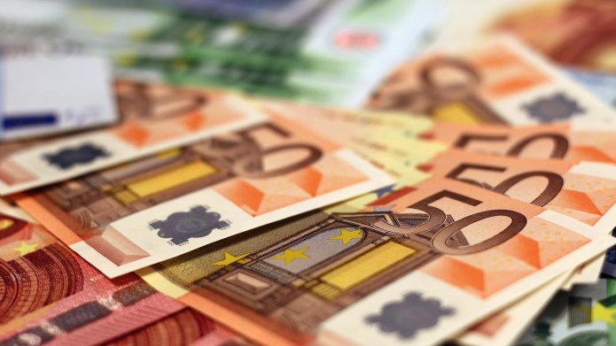 Papiergeld uitgespreid met 50 euro biljetten op de voorgrond
