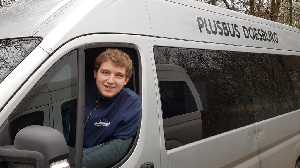 Foto Jesse de Hoop als vrijwilliger bij de Plusbus