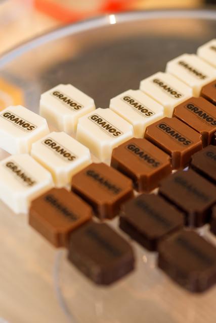 Bonbons in wit, karamel en bruin met opdruk GRANOS