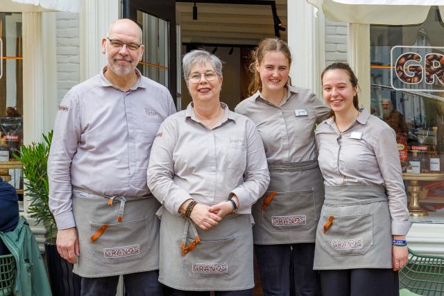 4 personen staand lachend, man en vrouw en 2 jongere vrouwen