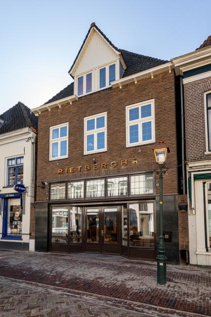 Winkelpand met dakkapel en gouden letters Rietbergh aan de Meipoortstraat