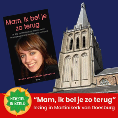 Martinikerk op achtergrond, foto van Nadine Beemsterboer op voorgrond met opschrift 'Mam, ik bel je zo terug'