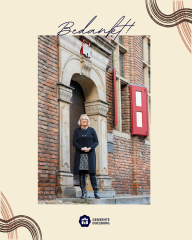 Burgemeester staand voor ingang Stadhuis zijde Roggestraat