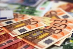 Papiergeld uitgespreid met 50 euro biljetten op de voorgrond