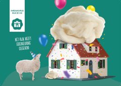 Tekening groene achtergrond met schaap met feestmuts op de kop, huis met wol op het dak en ballonnen