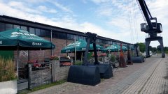 Kraan en loods met horeca en terras 