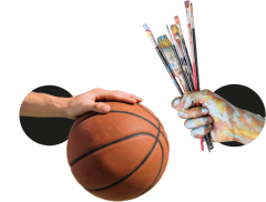 Een hand houdt een basketbal vast en een andere hand verfkwastjes