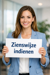 Vriendelijk lachende jongedame houdt bordje vast met woorden 'Zienswijze indienen'