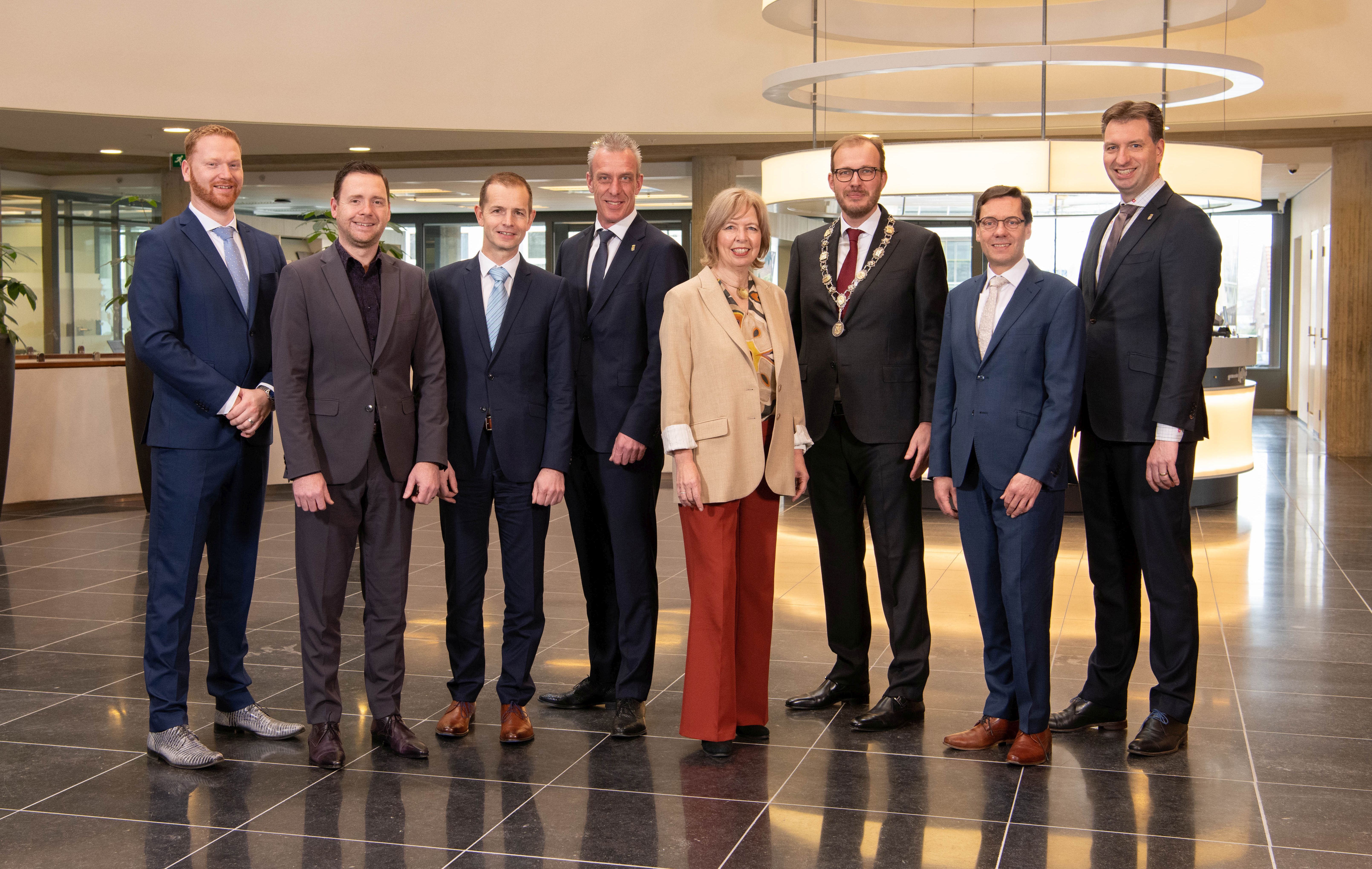 Het college van BenW naast elkaar op een rij in het stadhuis voor de receptie. Van links naar rechts de collegeleden Robert Hummelink, Patrick Moors, Jorik Huizinga, Rens Steintjes, Ingrid Lambregts, burgemeester Marc Boumans, gemeentesecretaris Gerben Karssenberg