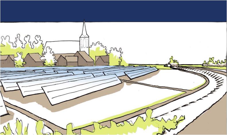 Zonnepanelen op een veld tegen een dorpsrand met huizen en een kerk.