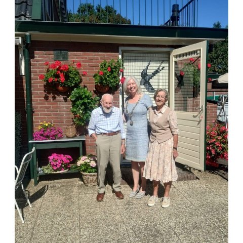 Echtpaar Ebbers-Ebbers met wethouder Ingrid Lambregts
