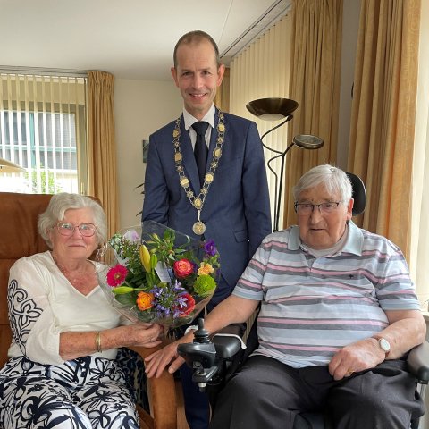 Echtpaar Kluit-Van Der Linden op de foto met wethouder Jorik Huizinga
