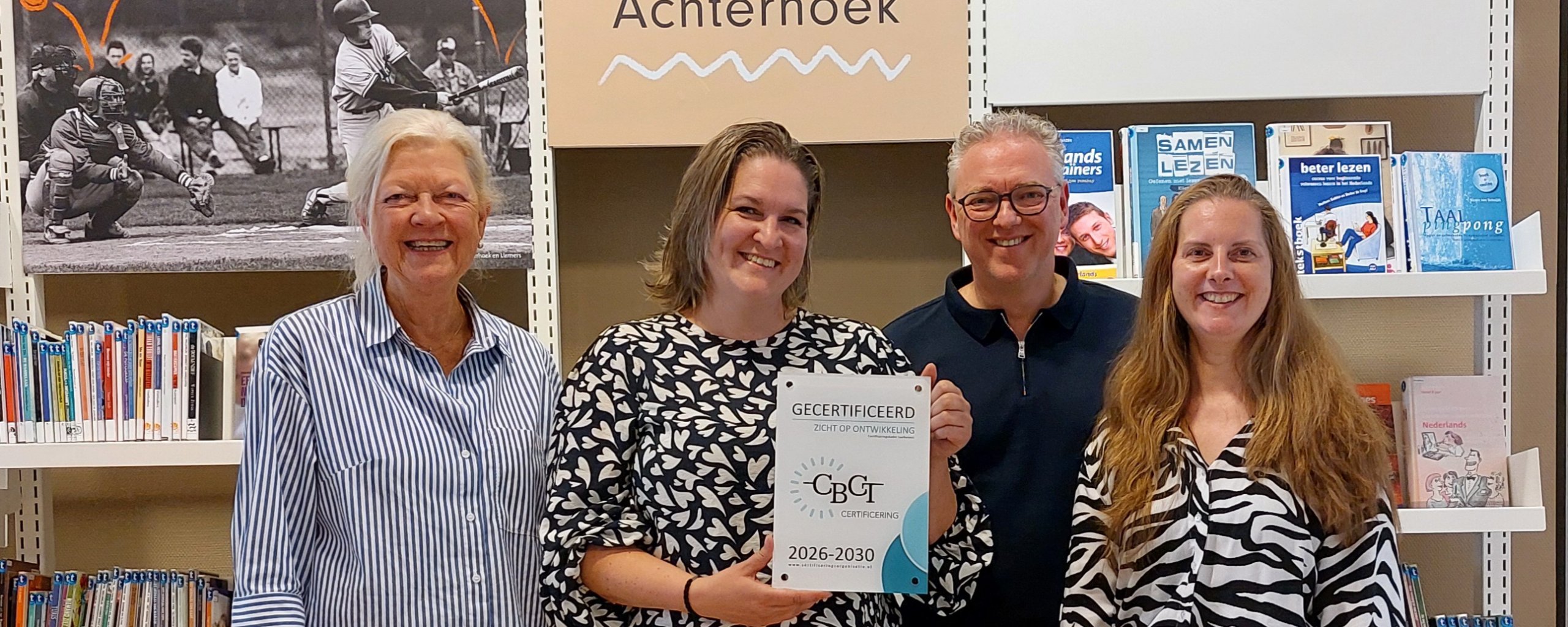 Foto certificering DigiTaalhuis. Personen op de foto van links naar rechts: Annet Wamelink Taalhuiscoördinator Poort van Gelre, Karin Meussen Taalhuiscoördinator Oost-Achterhoek, Léon ten Elshof Regiocoördinator DigiTaalhuis Achterhoek, Astrid Verburg Taalhuiscoördinator West-Achterhoek
