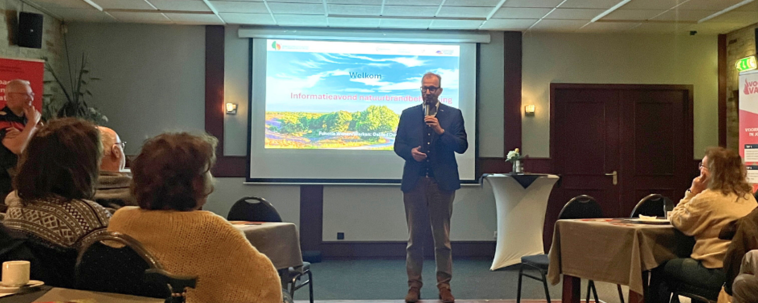 Burgemeester Boumans sprak tijdens de bijeenkomst over het voorkomen van een natuurbrand
