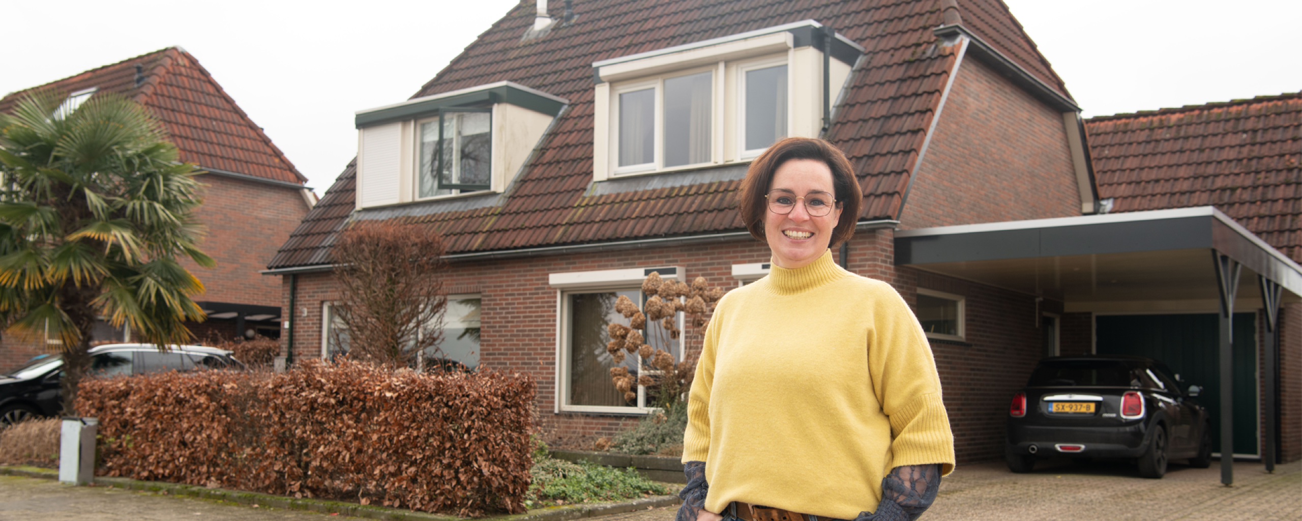 Sonja voor haar huis