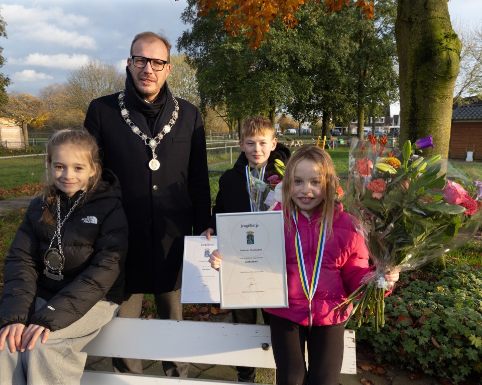 Op de foto (van links naar rechts): oud-kinderburgemeester Maud van der Aart, burgemeester Mark Boumans en de genomineerden van vorig jaar, Roel en Liset Baars.