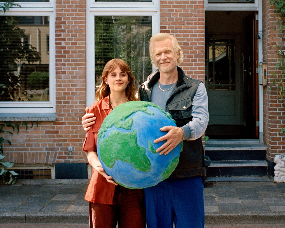 Julia en vader met wereldbol.