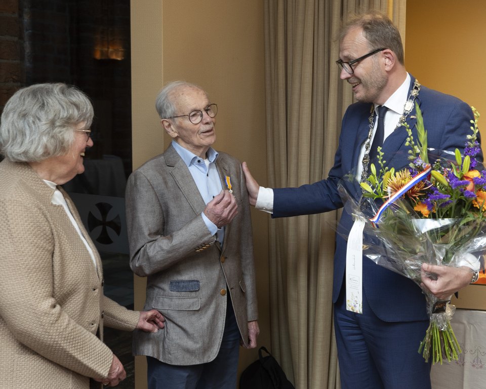 Burgemeester Boumans op de foto met de heer Sedee