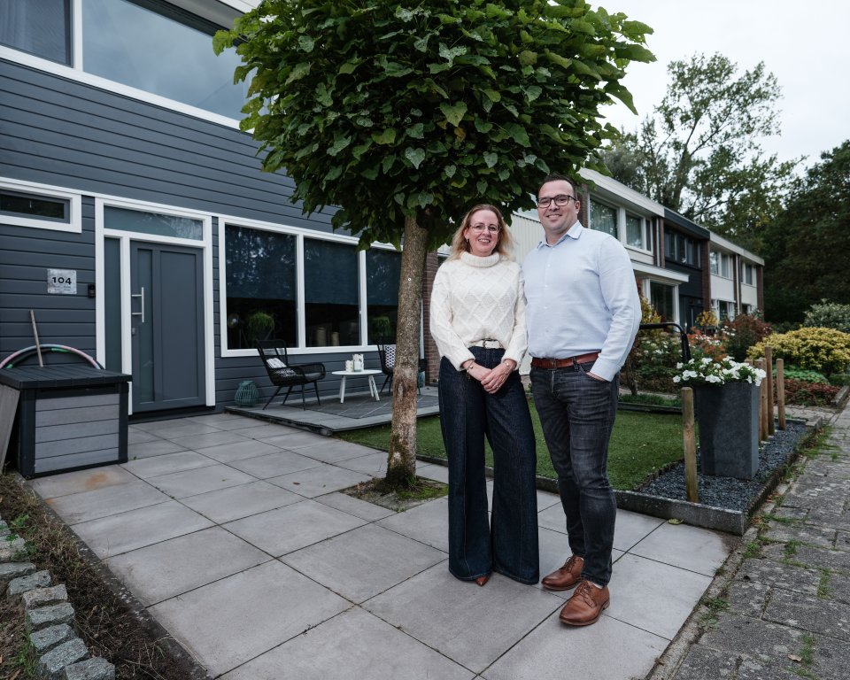 Jelle en Ester voor hun huis 