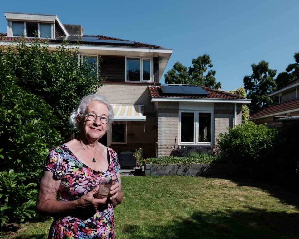 Nicoline van der Boon in haar achtertuin 