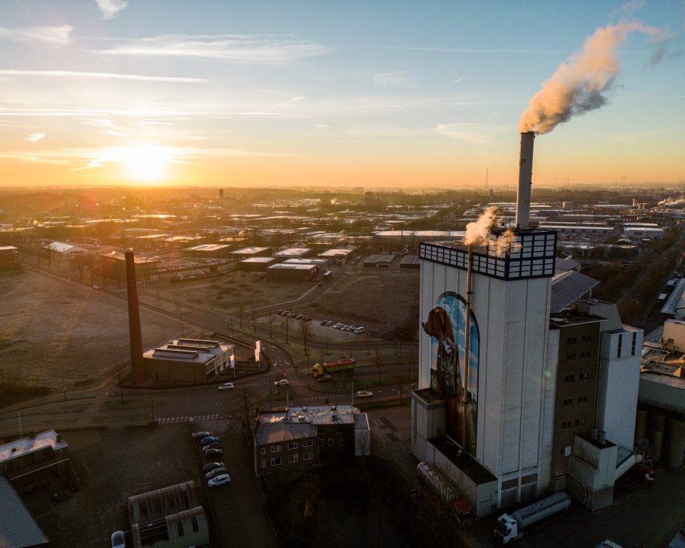Foto van bovenaf in Doetinchem met een kunstwerk van de Silo Art Tour