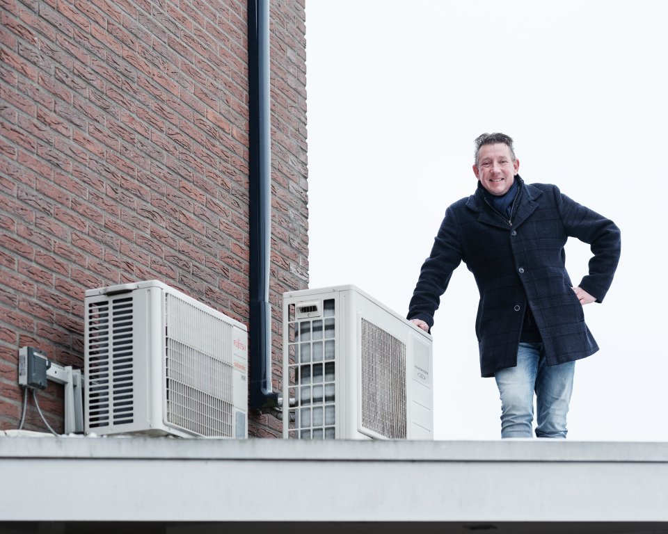 Igmar Evers bij warmtepomp