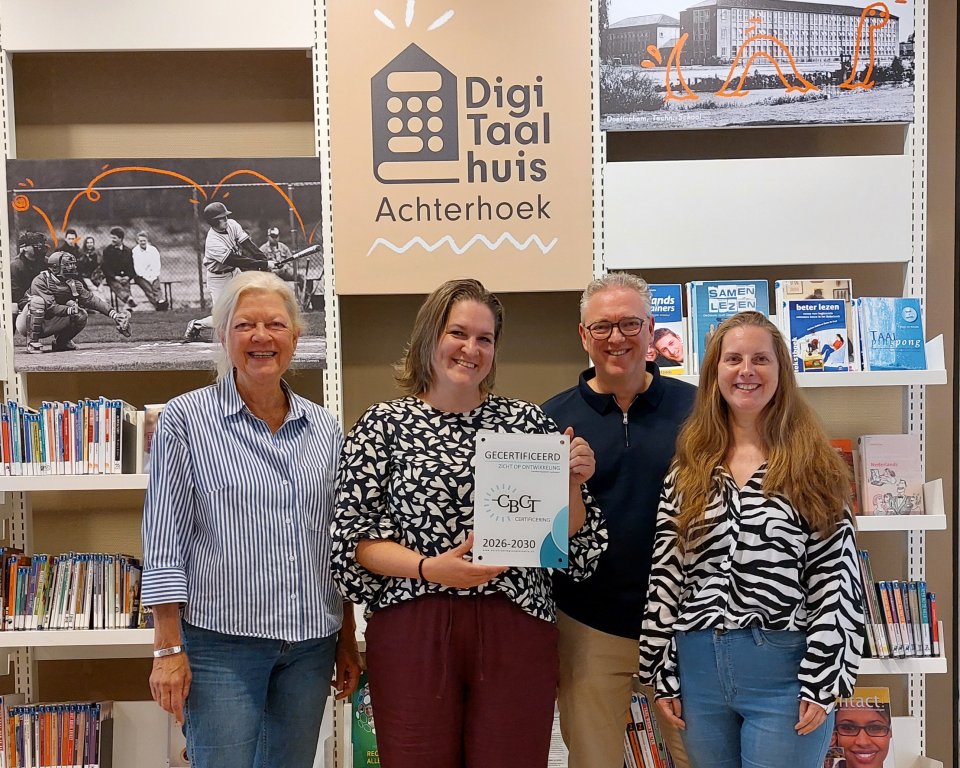Foto certificering DigiTaalhuis. Personen op de foto van links naar rechts: Annet Wamelink Taalhuiscoördinator Poort van Gelre, Karin Meussen Taalhuiscoördinator Oost-Achterhoek, Léon ten Elshof Regiocoördinator DigiTaalhuis Achterhoek, Astrid Verburg Taalhuiscoördinator West-Achterhoek