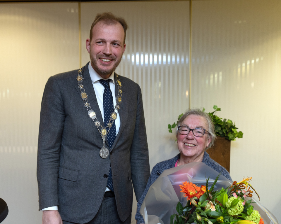 Foto van de burgemeester en Henriëtte van der Loo