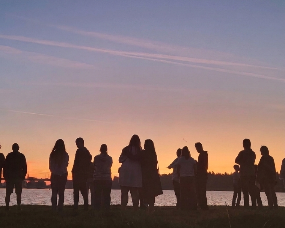 Groep mensen aan het water in het zonlicht