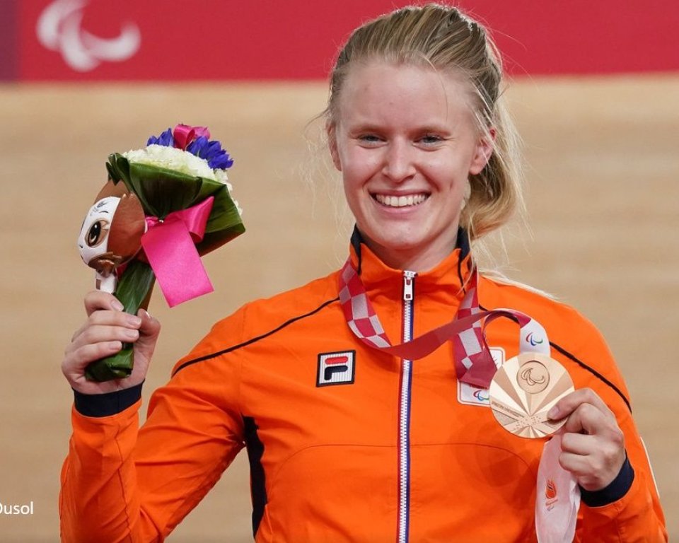 Caroline Groot tijdens de ontvangst van haar bronzen medaille in Tokyo in 2021