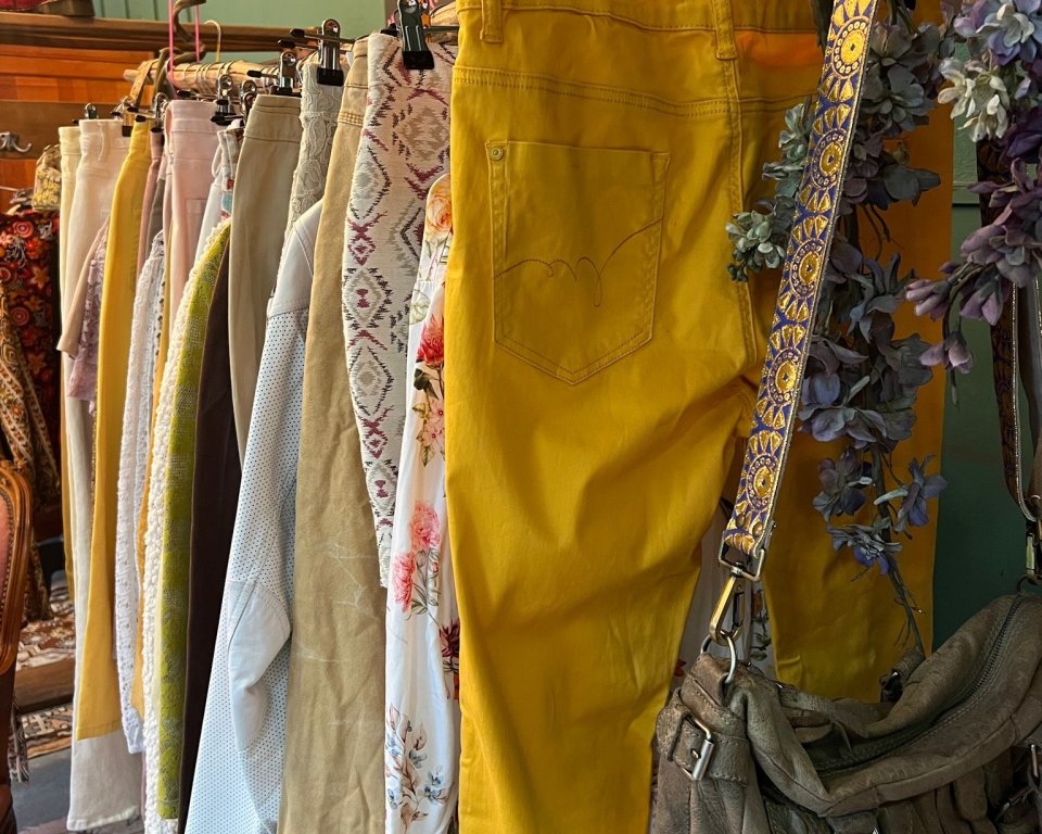 Geel getinte kleding op een rek