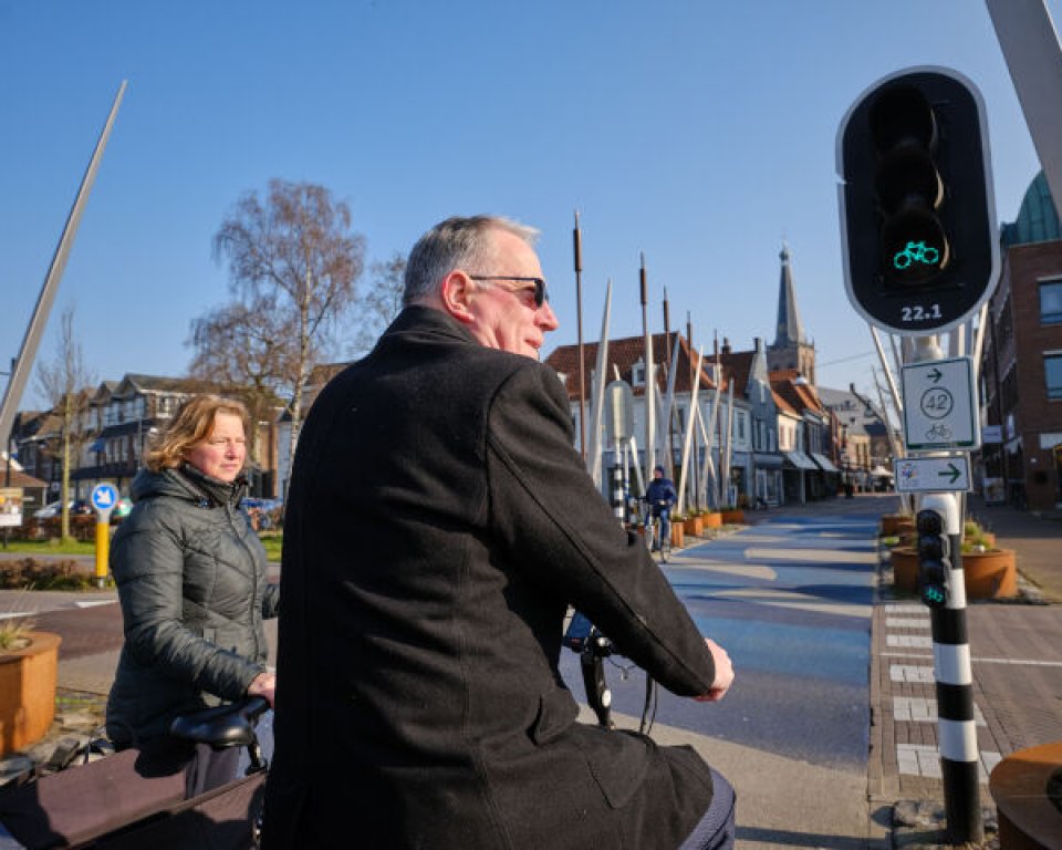 Man op de fiets voor verkeerslicht in centrum Doetinchem