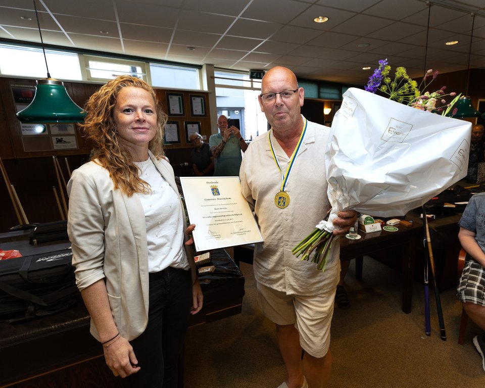 Wethouder Rosa Giesen en wereldkampioen artistiek biljart René Dericks