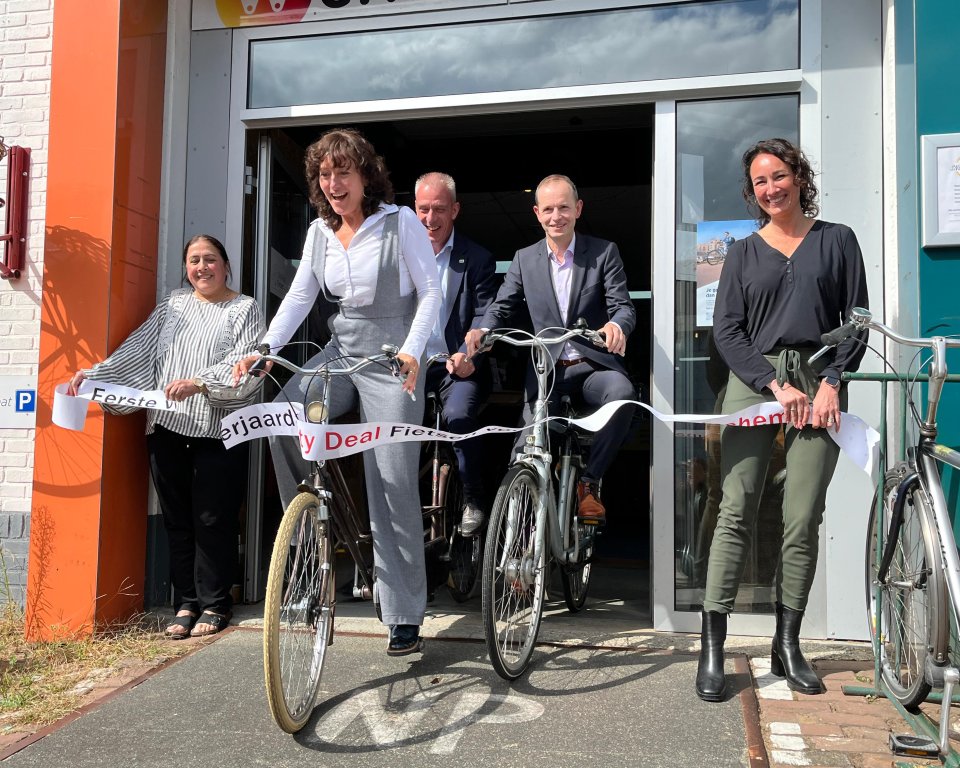 Het lint van het 1-jarig bestaan van City Deal Fietsen wordt doorgefietst door Wethouders Rens Steintjes en Jorik Huizinga. Dit doen zij samen met Mirjam van Ierland (ministerie van Infrastructuur en Waterschap)