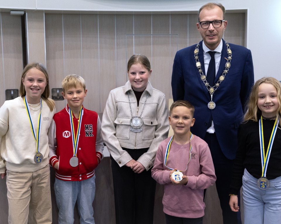Mayson van Wessel (7 jaar), Elora Riemersma (9 jaar), Jip (11 jaar) en Abel (10 jaar) van der Molen, burgemeester Mark Boumans en kinderburgemeester Feline van der Weg